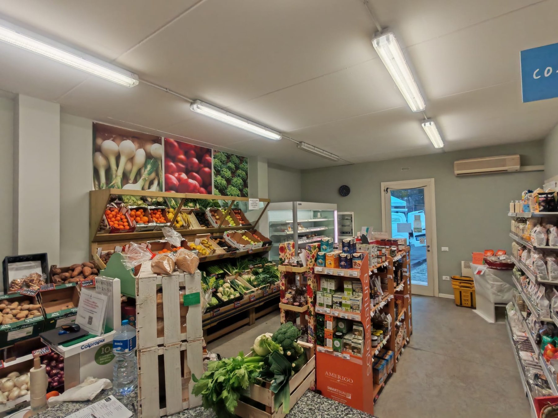 Interno della Bottega del Cengio con frutta e verdura biologica