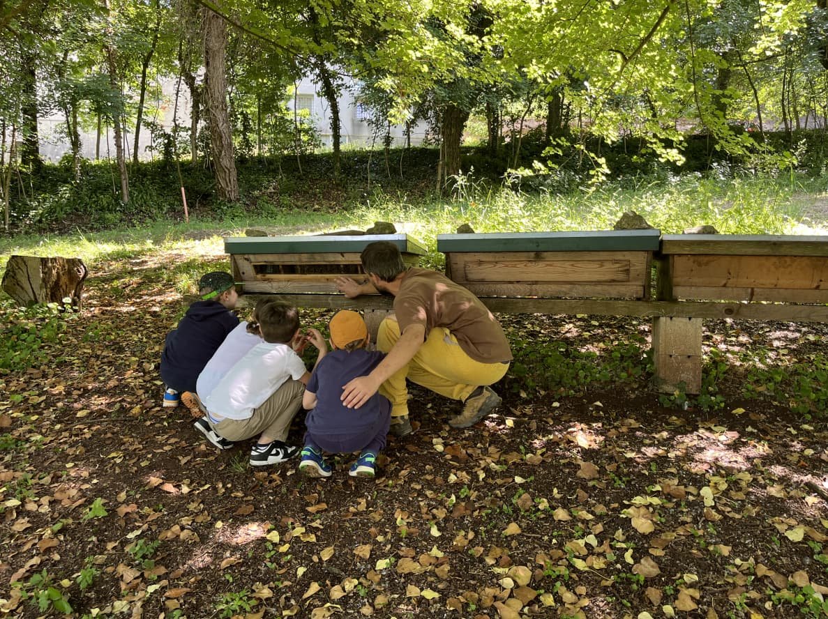 Bambini durante un laboratorio all’aperto