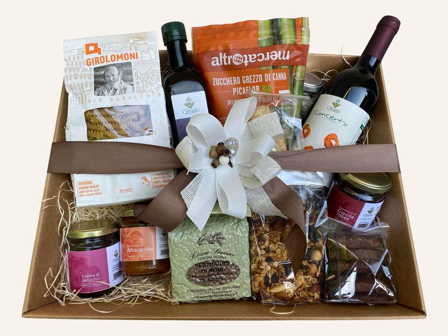 Cesto grande con vino, olio, pasta e confetture
