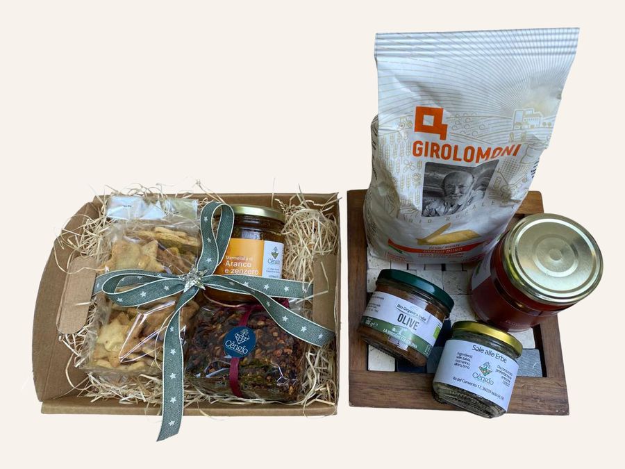 Cesto piccolo con confettura, tisana e biscotti